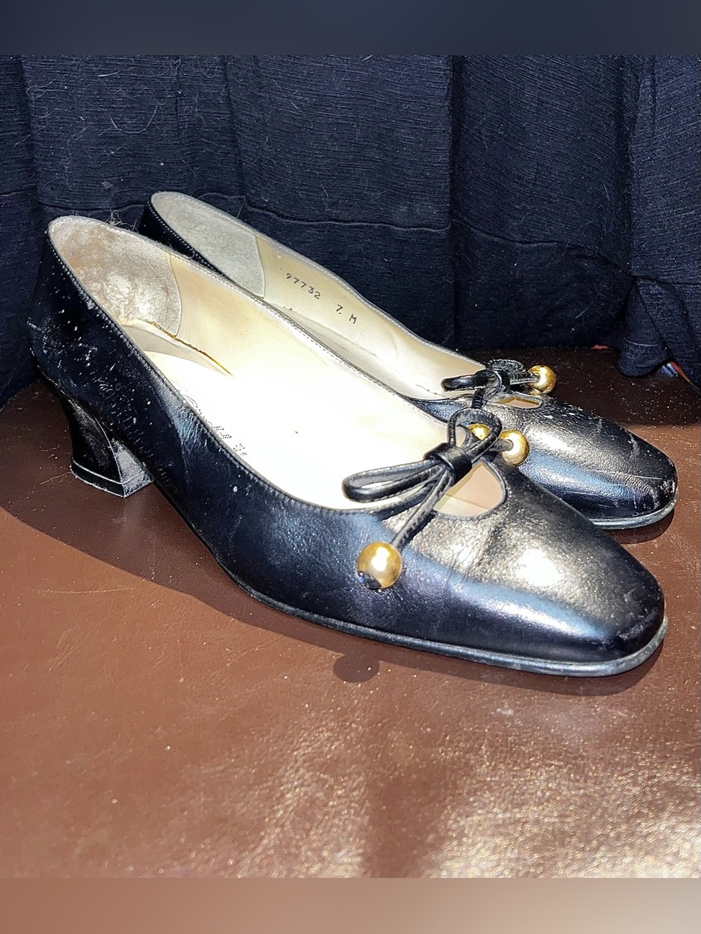 Black Leather Pumps with Bow & Gold Ball Accent size 7 - Picture 3 of 6
